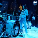 jack white plays with drummer