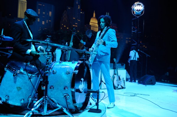 jack white plays with drummer